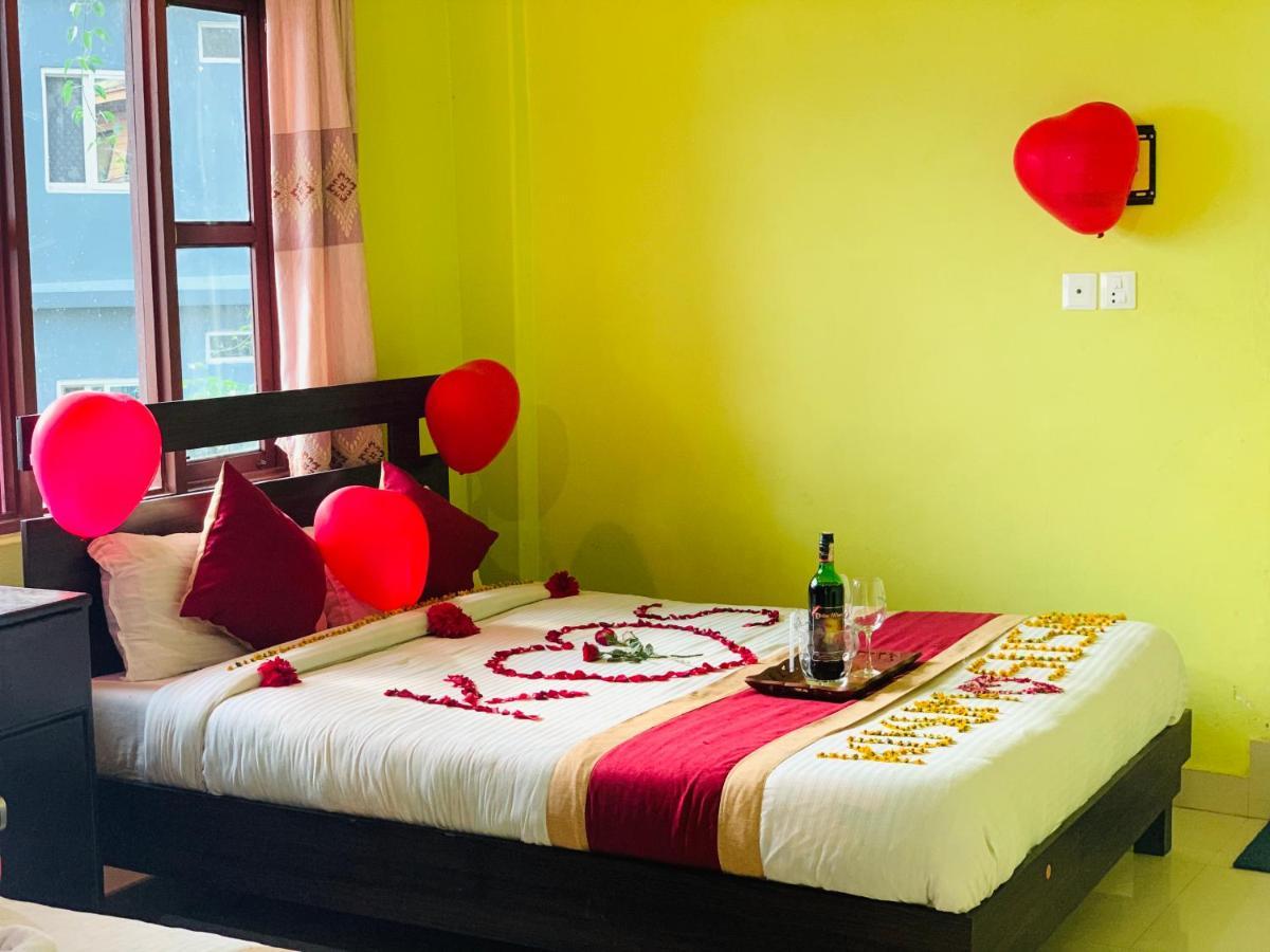 Hotel October Inn โพคารา ภายนอก รูปภาพ