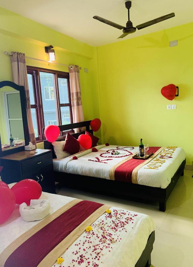 Hotel October Inn โพคารา ภายนอก รูปภาพ